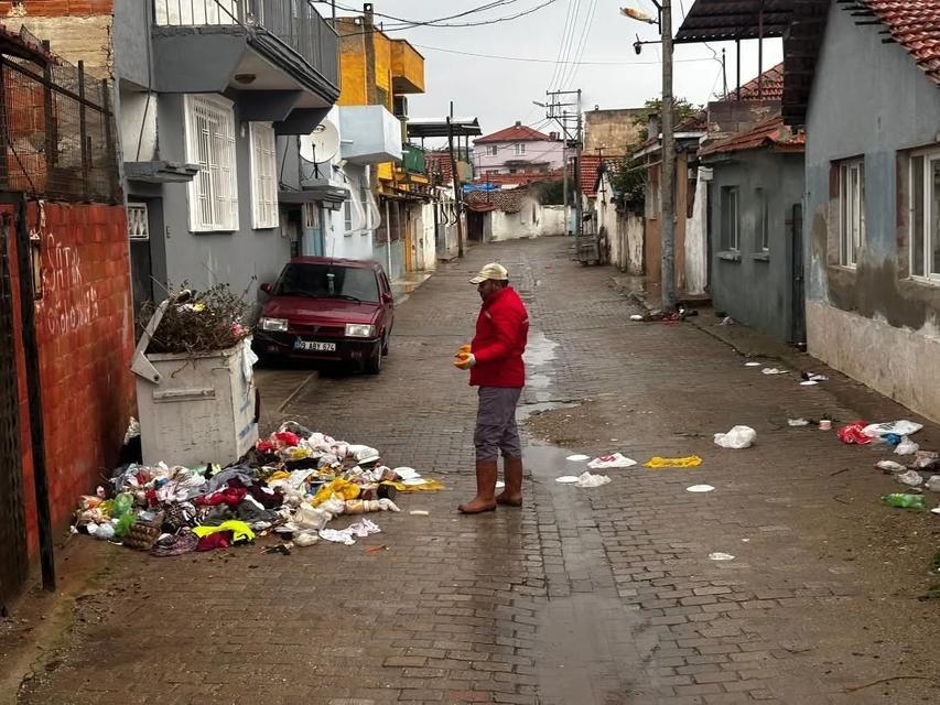 ÇÖP KONTEYNERLERİ İLÇE KANALINA ATILDI, BELEDİYE HUKUKİ SÜREÇ BAŞLATACAK