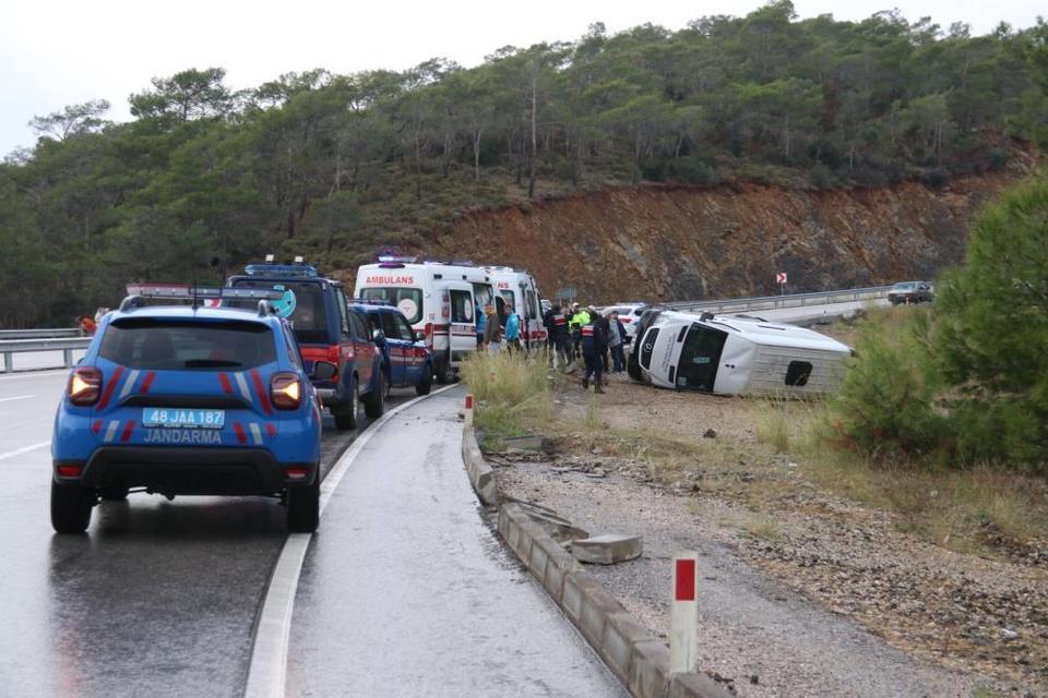 Yolcu minibüsü devrildi: 7 yaralı
