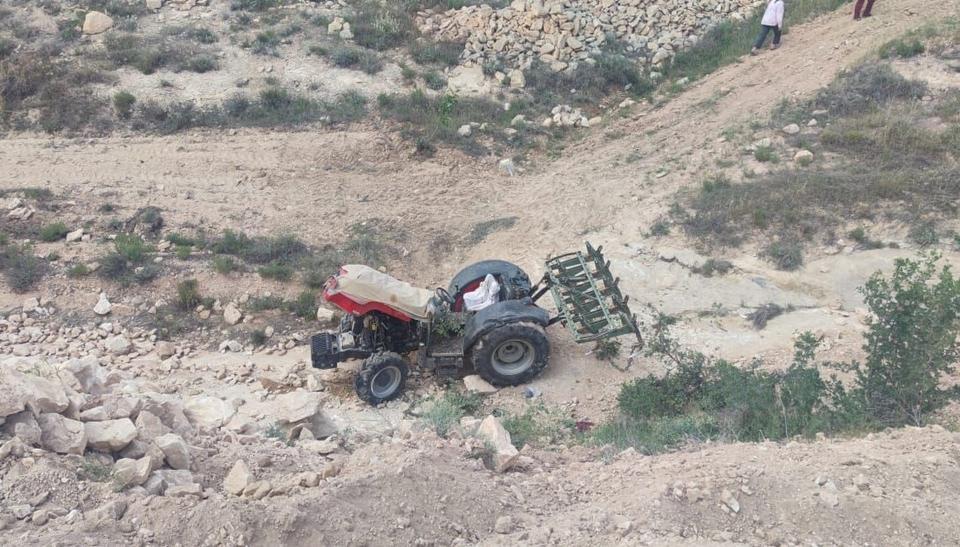 Devrilen traktörün altında kalan genç hayatını kaybetti