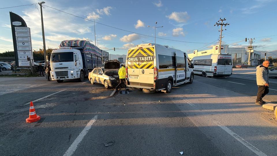 Öğrenci servisi ile otomobil çarpıştı: 7 yaralı
