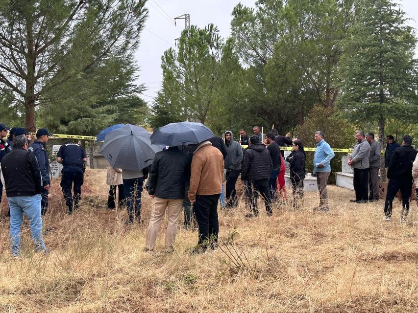UŞAK'TA İKİ CENAZE KARIŞTI: YANLIŞ DEFİN SONRASI MEZAR AÇILDI