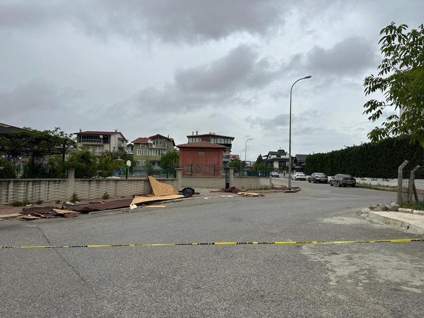 UŞAK'TA KUVVETLİ FIRTINA HAYATI OLUMSUZ ETKİLEDİ