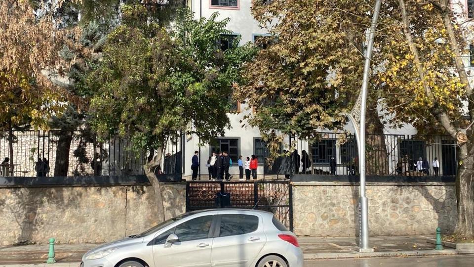 Lisede 3. kattan düşen öğrenci ağır yaralandı