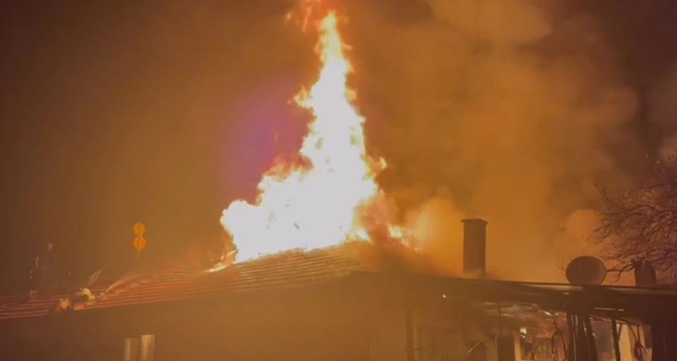 Tek katlı müstakil ev küle döndü; 2 yaralı