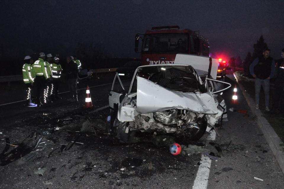 MANİSA'DA FECİ KAZA: 2 ÖLÜ, 5 YARALI