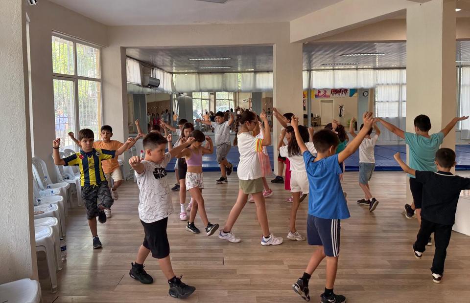 Efeler'de çocuklar hem eğlenip hem öğreniyorlar
