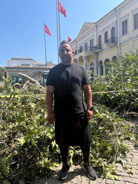 TARİHİ KEMERALTI ÇARŞISI GİRİŞİNDEKİ DEV ÇINAR DEVRİLDİ