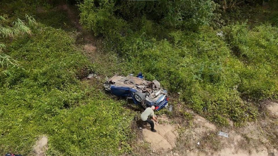 Ormanlık alana uçan otomobil kaldırıldı