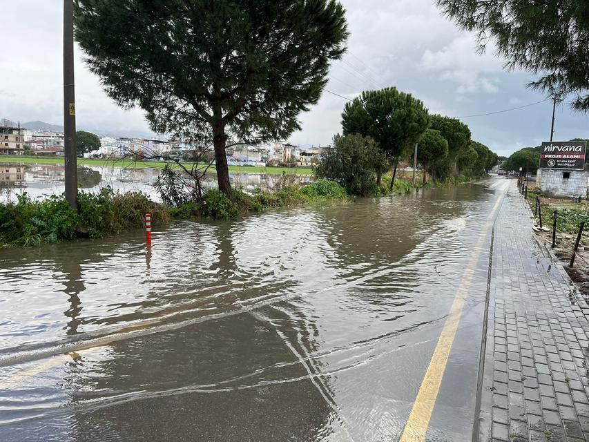 İNCİRLİOVA'DA SAĞANAK YAĞIŞ HAYATI OLUMSUZ ETKİLEDİ
