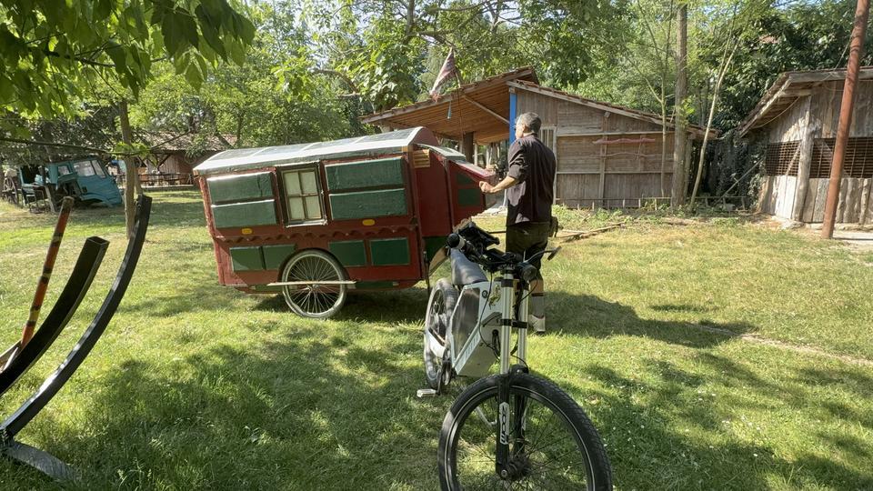 KENDİ YAPTIĞI KARAVAN İLE DÜNYA TURUNA ÇIKTI