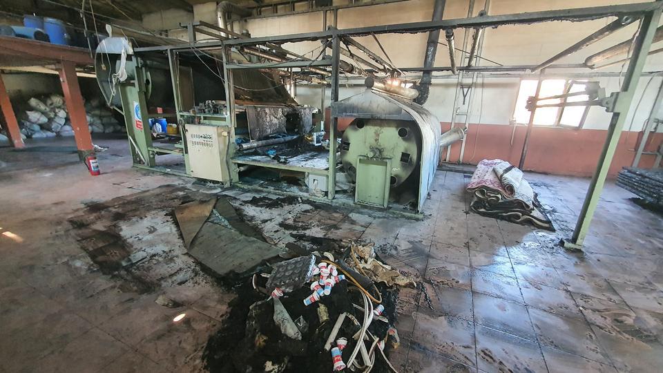 DEMİRCİ'DE YÜN HALI DOKUMA FABRİKASINDA YANGIN ÇIKTI