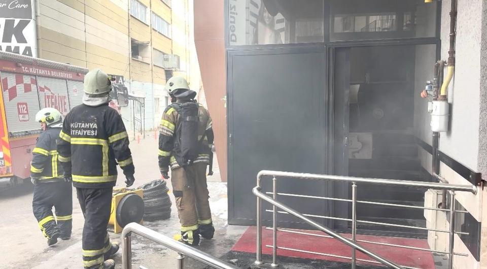 Korkutan yangında 3 kişi dumandan etkilendi