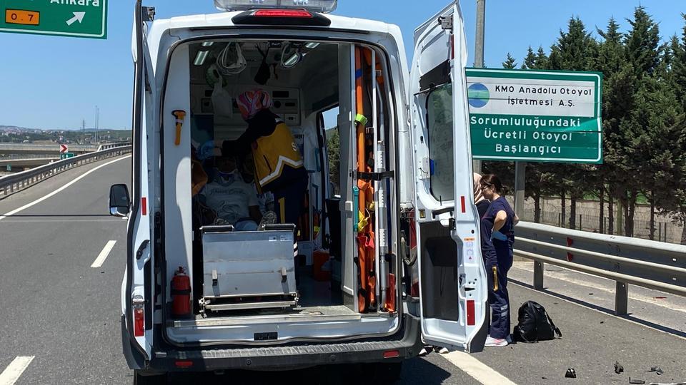 TEM'DE BARİYERE ÇARPAN OTOMOBİLİN TAVANI KOPTU: 4 YARALI